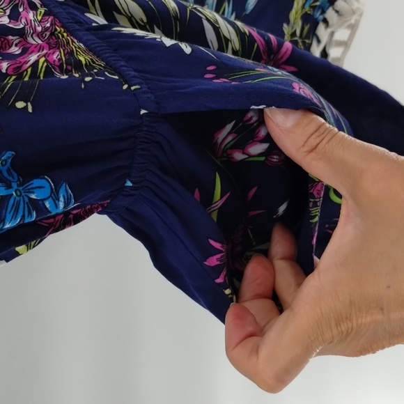 Umgee shorts romper floral print open back size large with pockets lace trim - Picture 3 of 8